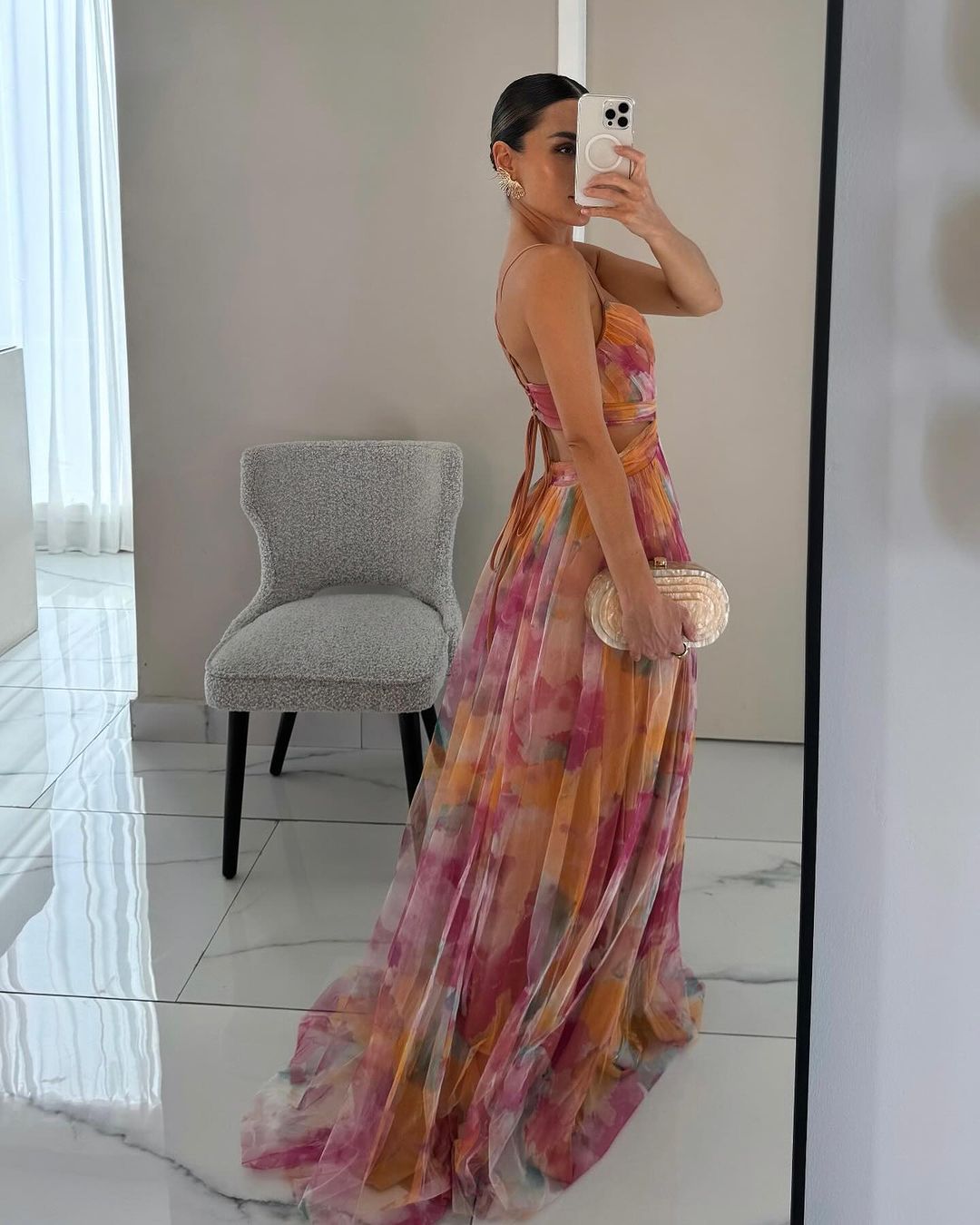 Robe Longue Décolleté V et Jupe Fluide – Motif Multicolore Abstrait