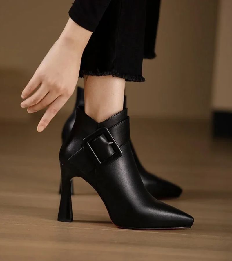 CLAIRE LYON | BOTTINES À TALON ET BOUCLE POUR FEMMES