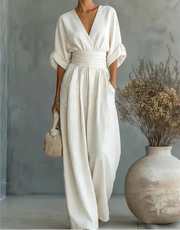 Combinaison femme à décolleté en V et pantalon fluide